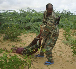 Somali soldier draggs dead in Mogadishu