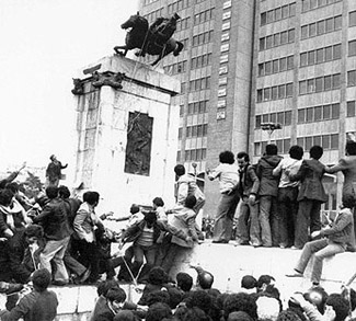 iranrevolution, public domain https://commons.wikimedia.org/wiki/File:Reza_Shah_Statue_1979_Revolution.jpg
