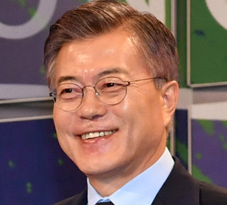 Soon-to-be President Moon Jae-in, VOI, 2017, https://fr.wikipedia.org/wiki/Fichier:Moon_Jae-in_in_2017.jpg