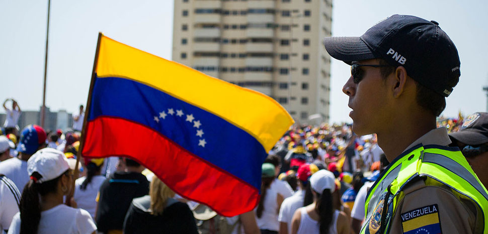 Venezuelanationalpolice, cc Flickr Global Panorama, modified, https://creativecommons.org/licenses/by-sa/2.0/