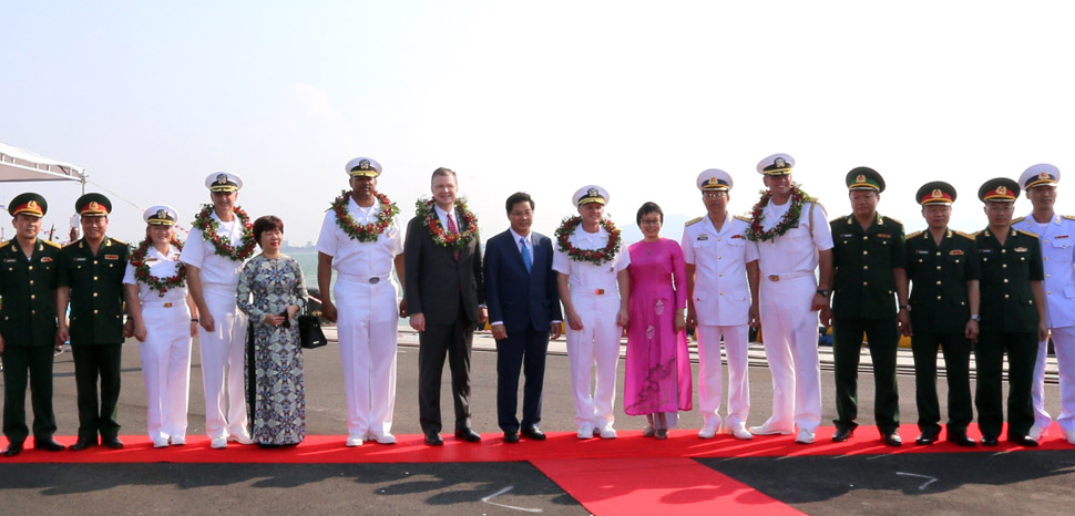 Lễ đón Sỹ quan, thủy thủ đoàn tàu Hải quân Hoa Kỳ thăm hữu nghị Đà Nẵng (The Nimitz-class aircraft carrier USS Carl Vinson (CVN 70) crew greeted by Vietnamese in Da Nang, Vietnam last year. Courtesy of VNA.)