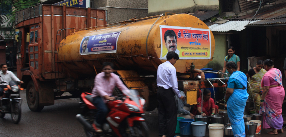 A water truck in Kolhapur, Maharashtra; author: Arne Hückelheim, modified, https://de.wikipedia.org/wiki/Datei:WaterTruckCropped.JPG