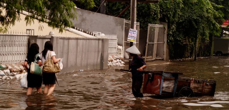 JakartaFlood, cc Flickr Seika, https://creativecommons.org/licenses/by/2.0/, modified