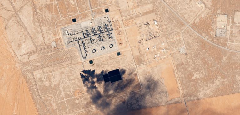 Khurais_Oil_Processing_Facility,_Saudi_Arabia_by_Planet_Labs, cc Planet Labs Inc., modified, https://commons.wikimedia.org/wiki/File:Khurais_Oil_Processing_Facility,_Saudi_Arabia_by_Planet_Labs.jpg