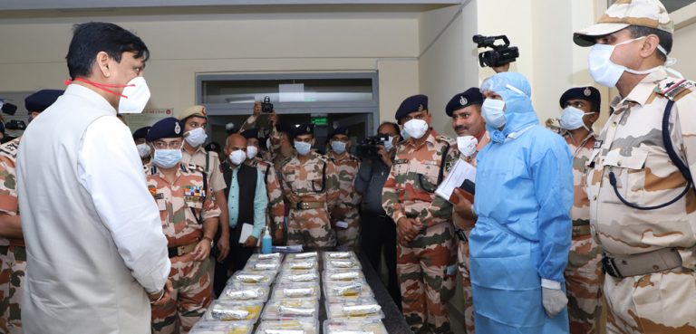 India COVID, Press Information Office, government of India, modified, https://commons.wikimedia.org/wiki/File:Minister_visiting_the_Coronavirus_Quarantine_Centre.jpg