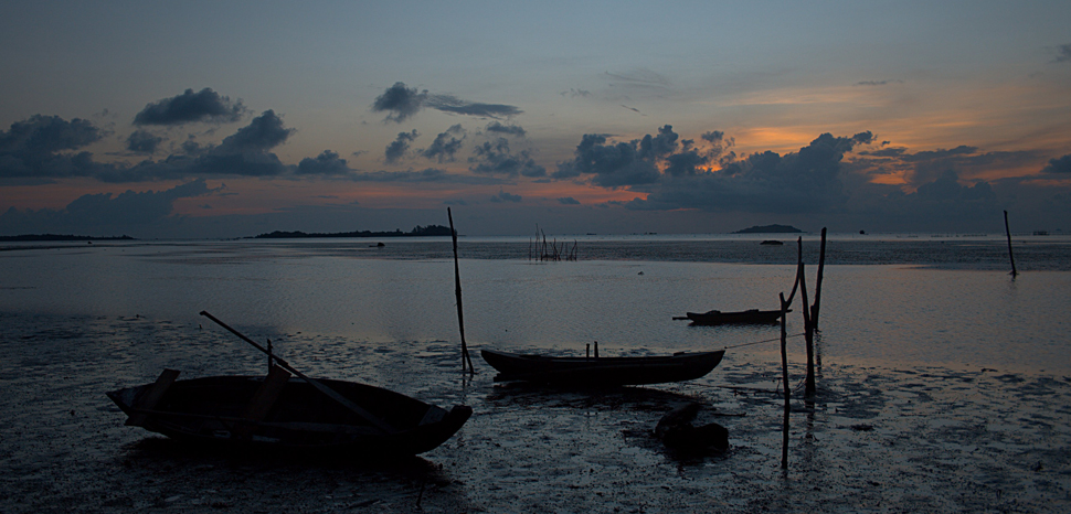 Fishing boats in the South China Sea, cc Frank Starmer, flickr, modified, https://creativecommons.org/licenses/by-sa/2.0/